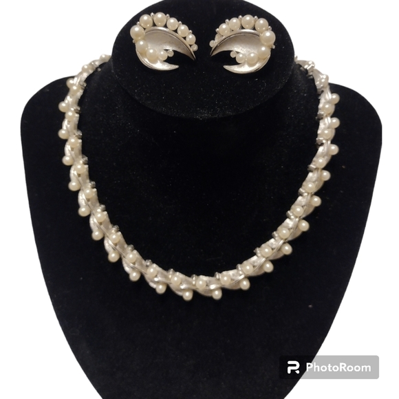 Trifari necklace and earrings Clearance